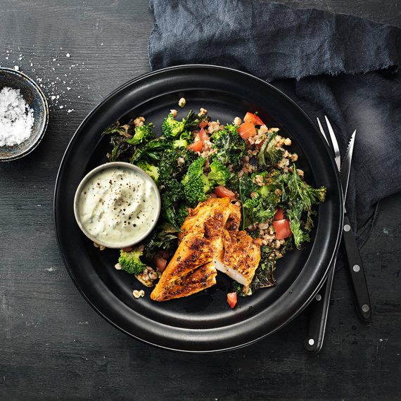 Ugnsbakad kycklingfilé med dragonyoghurt och matvetesallad