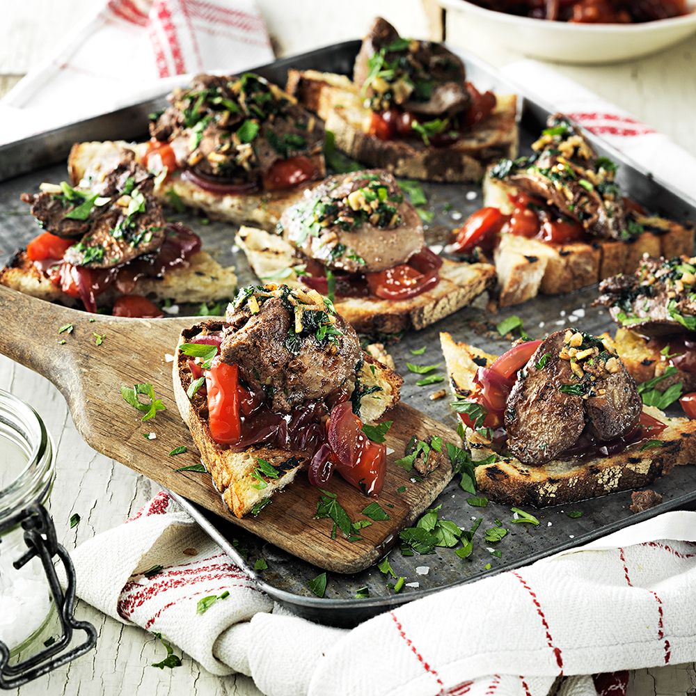 Vitlöksstekt-kycklinglever-med-tomat--och-rödlökschutney