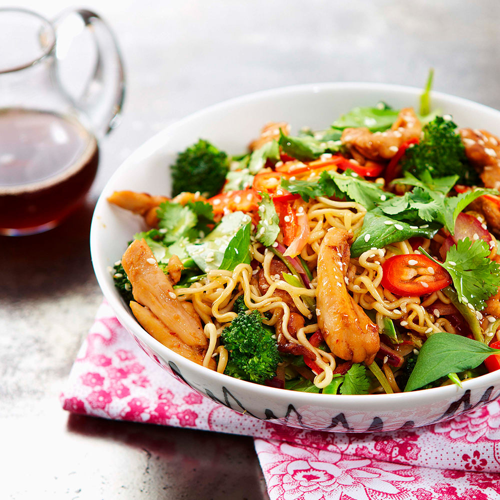 Wokad-kyckling-med-nudlar,-lime-och-sweet-chili