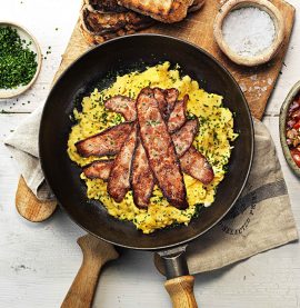 Äggröra och kycklingbacon med en tomat- och rödlöksallad