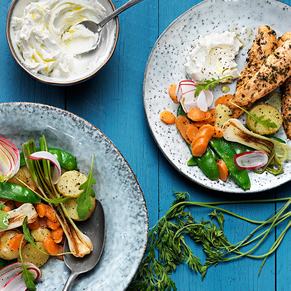 Örtstekta-små-fina-minutfiléer-med-vårsallad-och-getostcreme