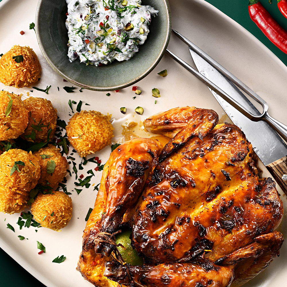 Stekt-vårkyckling-med-saffran-serveras-med-krispiga-risbollar-och-syrlig-pistagedipp