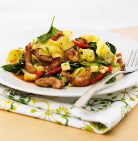 Strimlat kycklingkött med kryddig pasta - Kronfågel