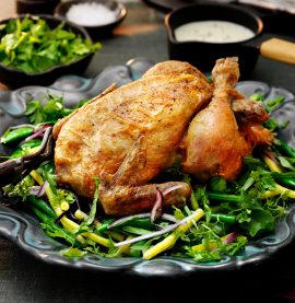 Ugnsbakad hel kyckling med rostad vitlökssås och bönsallad