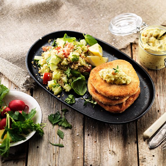 Crispy burger med curryremoulade, bulgur- och gurksallad