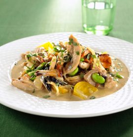 Kycklinggryta av lårfilé med gulbetor, svamp och bönor