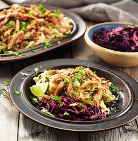 Ingefärswokade kycklingstrimlor med marinerad rödkål & risnudelsallad