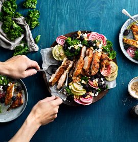 Kryddig KycklingSteak på fräsch salladsbädd