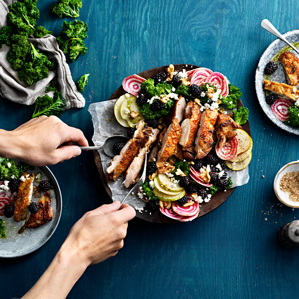 Kryddig-kycklingsteak-på-fräsch-salladsbädd