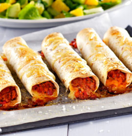 Kycklingenchiladas med avokado- och apelsinsallad