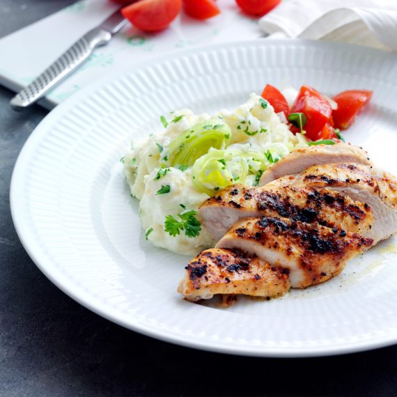 Kycklingfilé med potatisstomp och tomatsallad