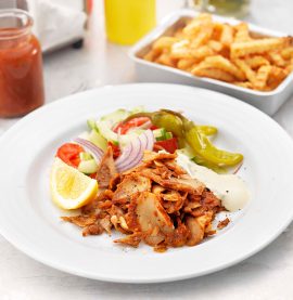Kycklingkebabtallrik med myntayoghurt, harissadressing & pommes