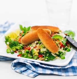 KYCKLINGPINNAR med stekt grönsaksris - Kronfågel