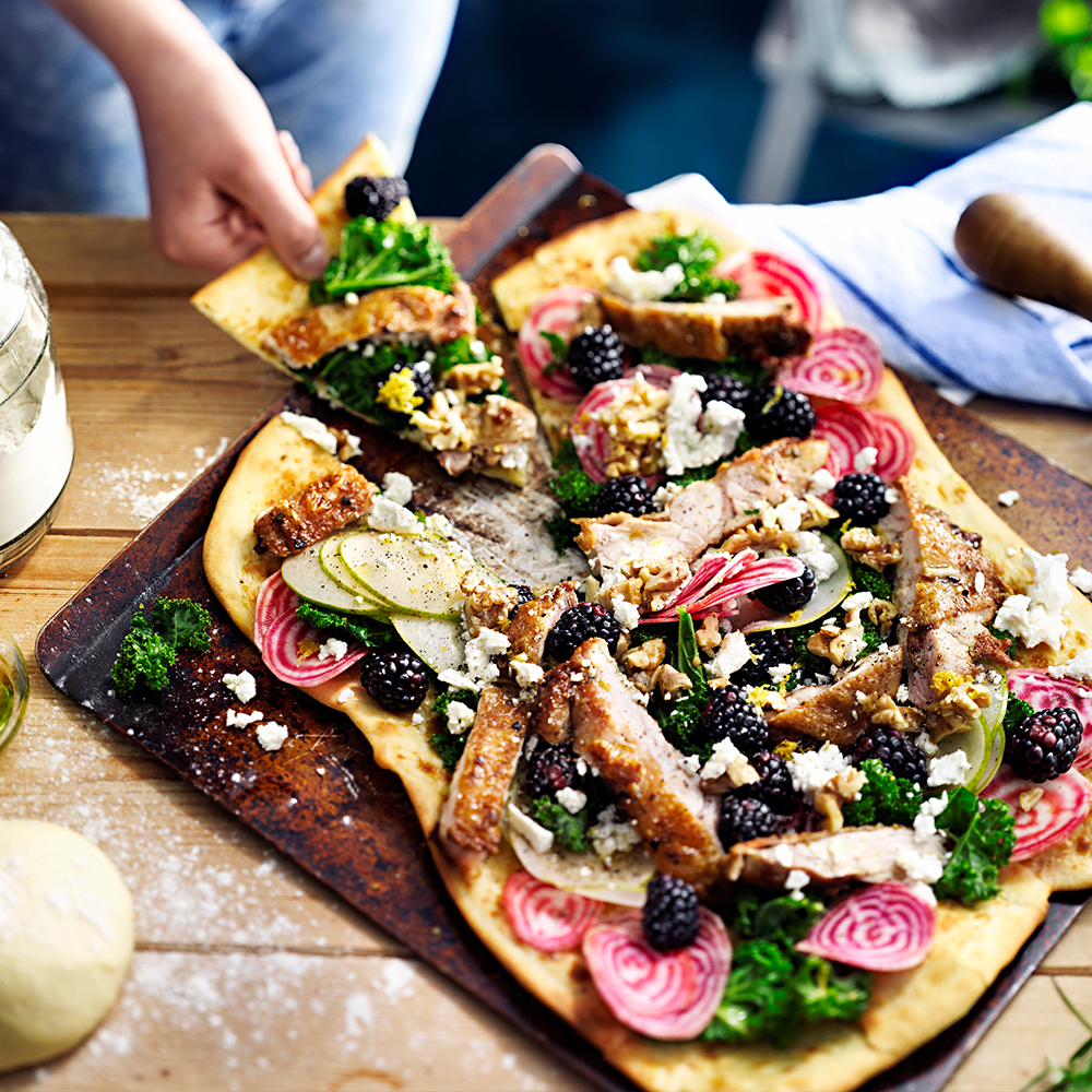 Pizza-Bianco-med-kyckling,-päron-och-grönkål