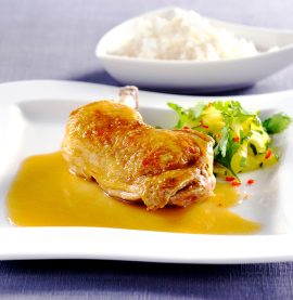 Rodcurrybrasserad kycklingklubba med soja & ingefärsmarinerad gurka