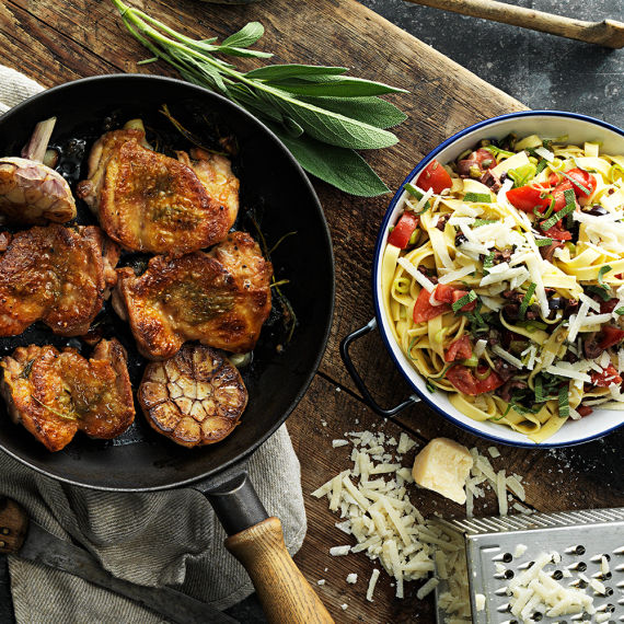 Salviastekt kycklinglårfilé med pasta, tomater, kapris och oliver