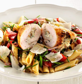 Färskostfylld kycklingrullad med pasta och parmesanost