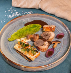 Ballotine på kycklingsteak, svartrot, savoykål, tryffel