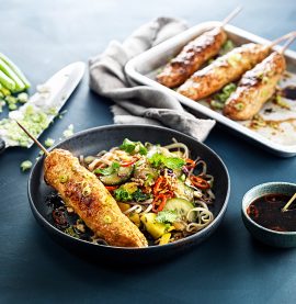 Asiatiska kycklingfärsspett med risnudelsallad