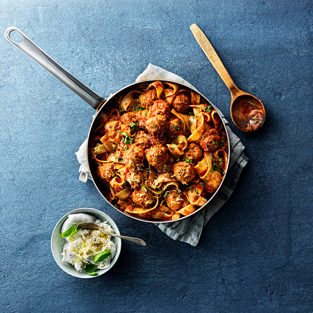 Kyckling_kottbullar_med_pasta_tomatsas_liggande_grund