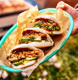 Ångade buns med shichimi minutfilé, hoisin, picklad gurka