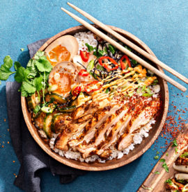 RICEBOWL MED grillad kycklinglårfilé och picklad gurka - Kronfågel