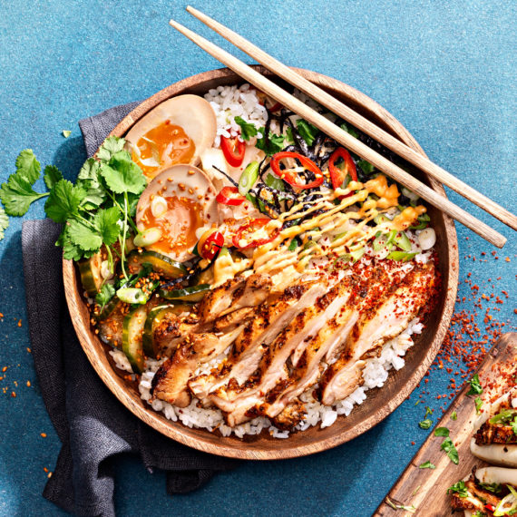 RICEBOWL MED grillad kycklinglårfilé och picklad gurka - Kronfågel