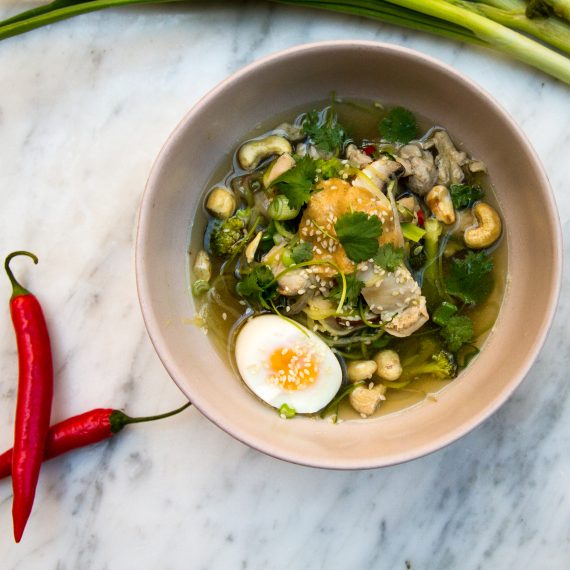 KYCKLINGRAMEN MED zoodles och misodressing