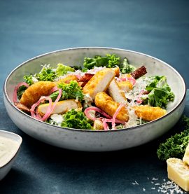 Kale Caesar Salad med Kycklingnuggets