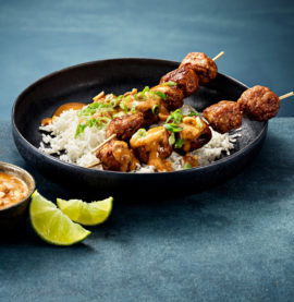 Spett med Kycklingköttbullar, jordnötssås och ris