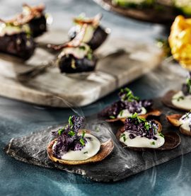 BLÅBÄRSMARINERAD KYCKLINGLÅRFILÉ på päronchips med getostkräm – Kronfågel