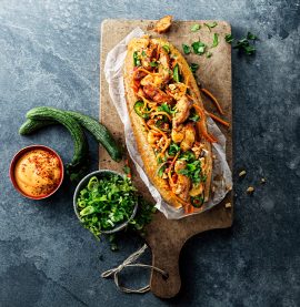 Bahn Mi med Stekt Skivad Klubbfilé, Pickles & Srirachamajonnäs