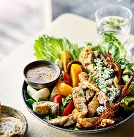 Cobbsallad med stekt, skivad klubbfilé - Recept - Kronfågel