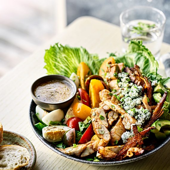 Cobbsallad med stekt, skivad klubbfilé - Recept - Kronfågel