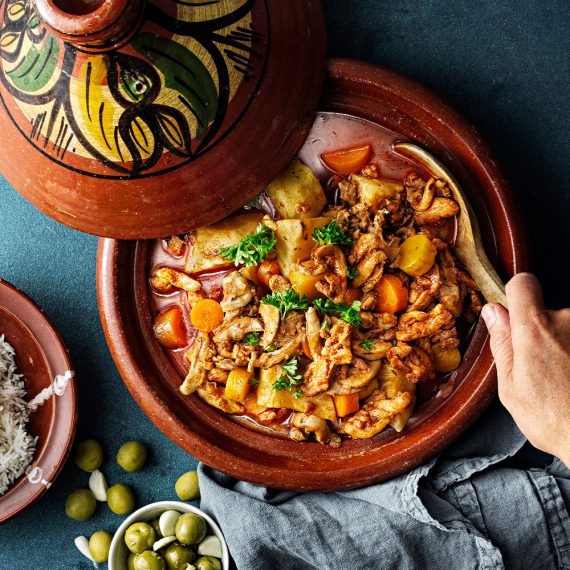 Nordafrikansk kycklinggryta med strimlad kycklinglårfilé & harissa
