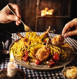 Kycklingben i ugn med lyxig färsk pasta, körsbärstomater, pinjenötter och basilika.