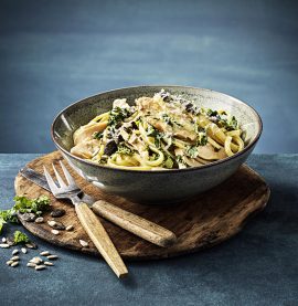 Kycklingpasta med grönkål, ost och frön