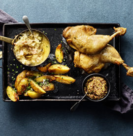 Vitlök & örtconfiterad kycklingklubba med surkål & potatis