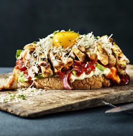 Kyckling Sandwich på KycklingSteak, urbenad kycklingklubba med skinn.