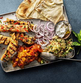 Cevapcici på kycklingfärs med ajvar, rödlök & bulgur