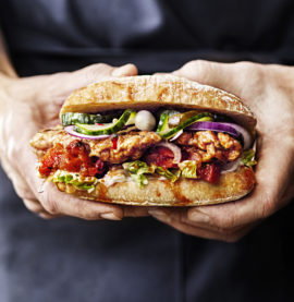 Kycklingburgare med ajvar relish, rödlök, gurka och majonnäs.