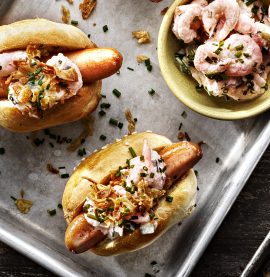 Kycklingprinskorv, bröd och räksallad