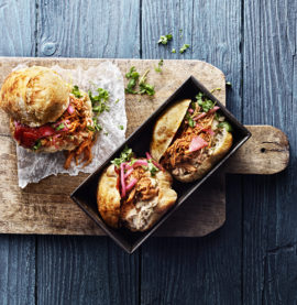 Pulled Chicken Sandwich med syrad lök