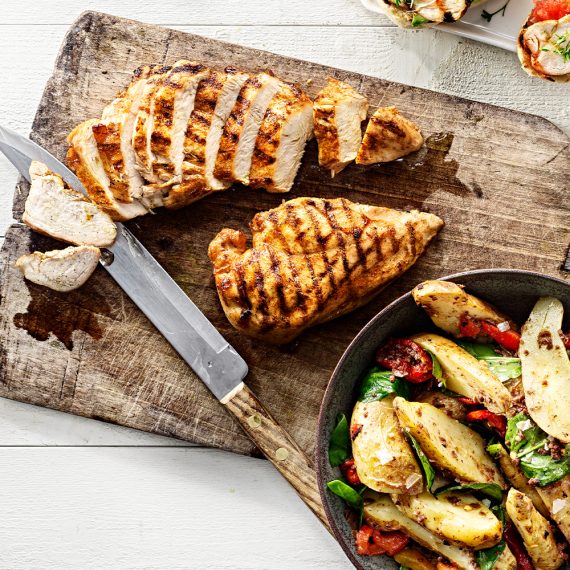 Grillad kryddmarinerad kycklingfilé med potatissallad