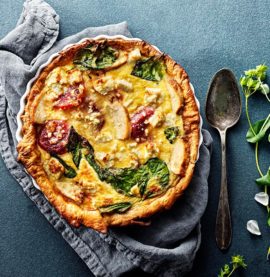 Kycklingpaj med chèvreost, betor och spenat