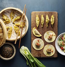 Dumplings med kyckling och pak choisallad i asiatisk stil