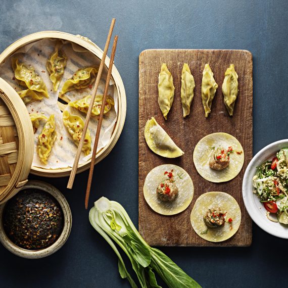 Dumplings med kyckling och pak choisallad i asiatisk stil