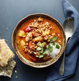 GULASCHSOPPA med kycklingfärs, gräddfil och baguette