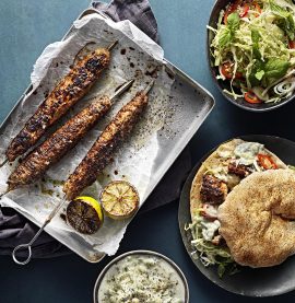 Grillade kycklingfärsspett med marinerad spetskål och tzatziki i pitabröd
