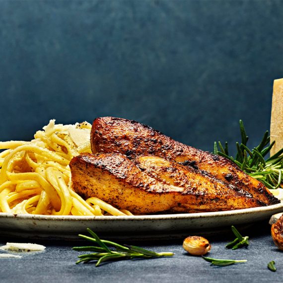 Pasta al limone och kycklingfilé rosmarin med smak av brynt smör